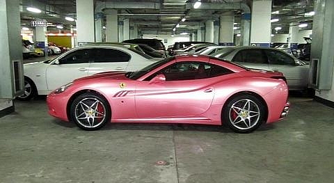 ferrari-california-with-pink-dress-medium_2