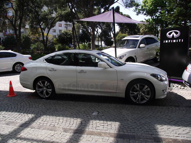 infiniti-roadshow-201100002