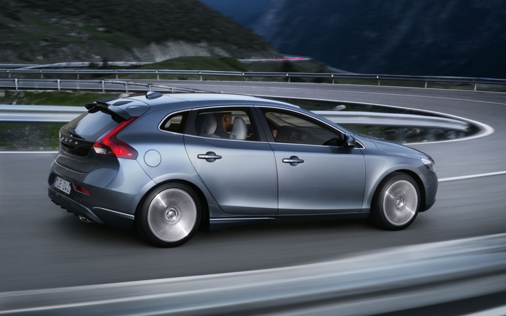 2012-Volvo-V40-rear-three-quarter